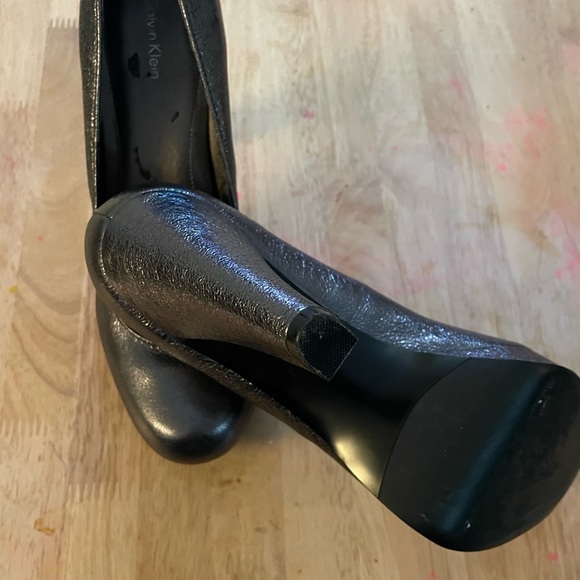 Calvin Klein Women’s Shiny Rounded Toes - Picture 6 of 9